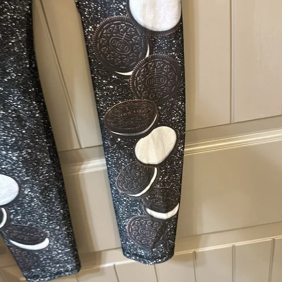 CLEARANCE Terez Oreo Print Performance Leggings - Picture 4 of 7